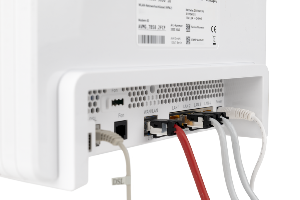 Ultrakurze RJ45-Feldstecker an den Netzwerkanschlüssen eines Routers