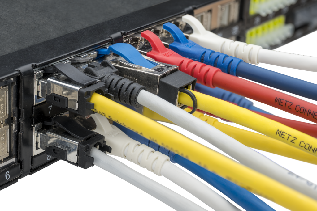 Mehrere ultrakurze RJ45-Feldstecker in einem dicht belegten Patchfeld