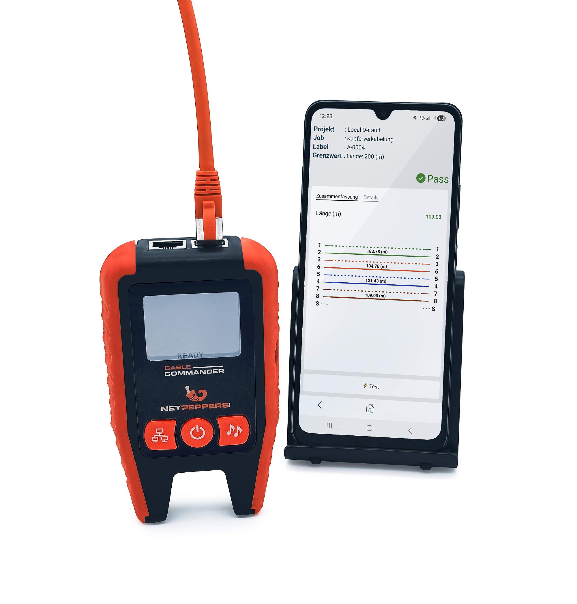 NetPeppers Cable Commander mit Smartphone und angezeigtem Kabeltestergebnis